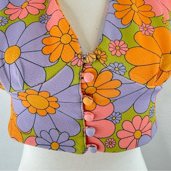 Smak Parlour Retro Floral Halter Crop Top with Button Detail - Picture 6 of 12